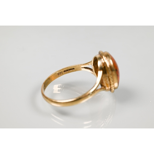 197 - An oval amber ring, 9ct yellow gold, size W