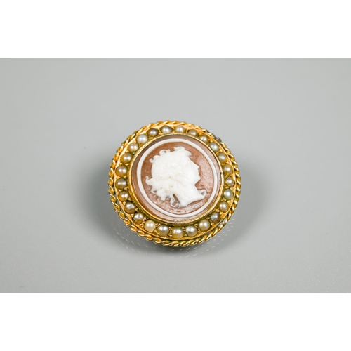 203 - An antique Grand Tour Castellani style circular cameo, featuring a finely-detailed head, in pearl an... 