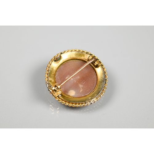 203 - An antique Grand Tour Castellani style circular cameo, featuring a finely-detailed head, in pearl an... 