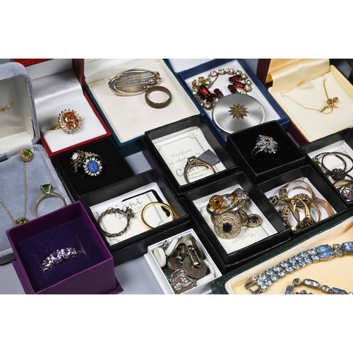 219 - A collection of jewellery items including 9ct rings (some stone set); Giani Jewellery rings; Ola Gor... 