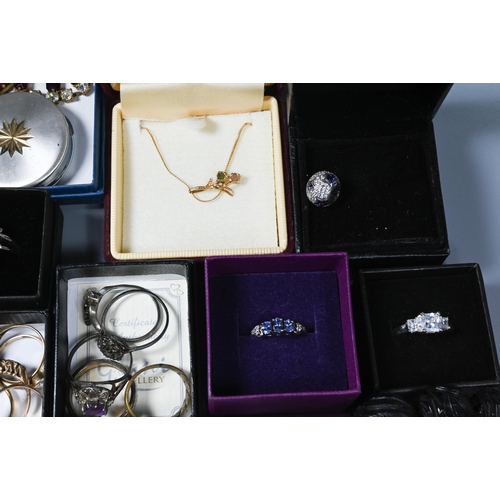 219 - A collection of jewellery items including 9ct rings (some stone set); Giani Jewellery rings; Ola Gor... 