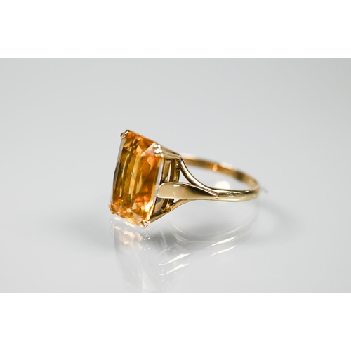 231 - A rectangular citrine ring, unmarked yellow metal, size M 1/2