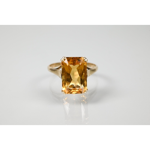 231 - A rectangular citrine ring, unmarked yellow metal, size M 1/2