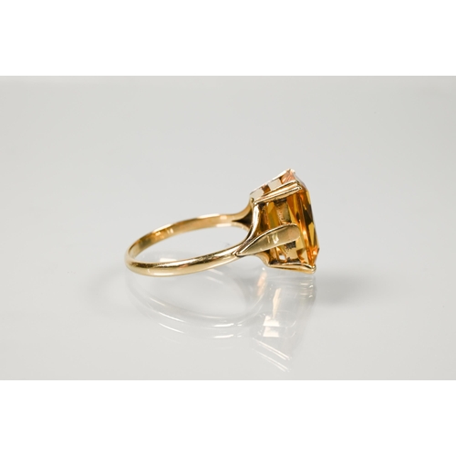 231 - A rectangular citrine ring, unmarked yellow metal, size M 1/2