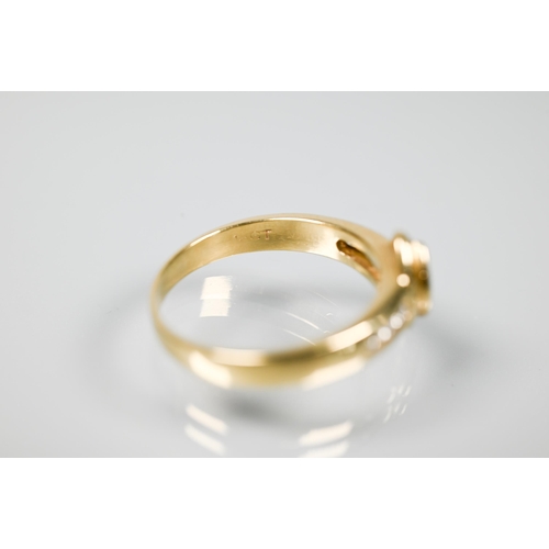 234 - A contemporary style ring with elliptical collet set diamond to the centre, with three graduated dia... 