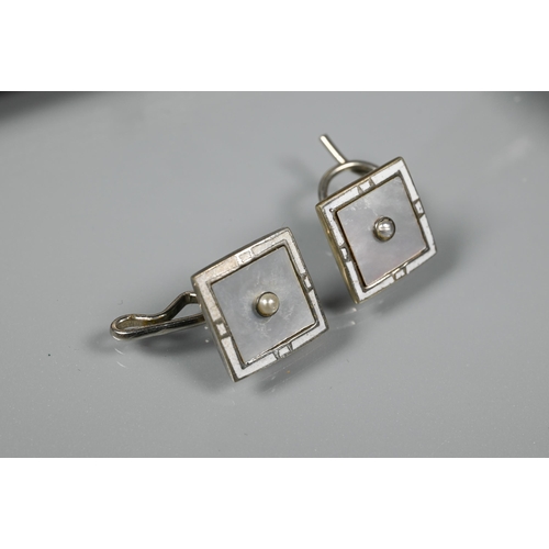 248 - A 9ct white gold pair of octagonal chain-linked cufflinks with etched mother-of-pearl fronts, to/w f... 