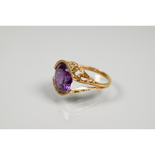 260 - A single stone ring set with oval Alexandrite (possiby), yellow metal stamped 14k