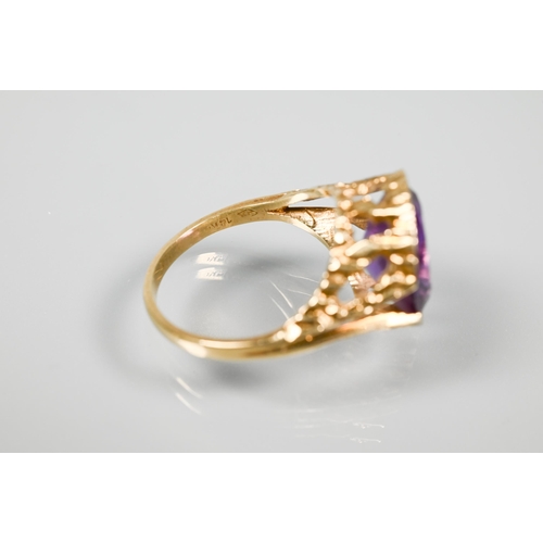 260 - A single stone ring set with oval Alexandrite (possiby), yellow metal stamped 14k