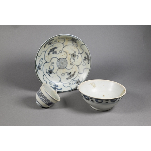 287 - Four pieces of early 19th century Chinese 'Tek Sing' salvaged blue and white ship-wreck porcelain in... 