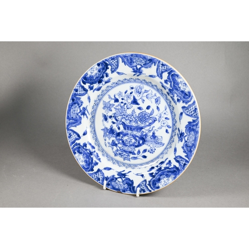 290 - An 18th century Chinese blue and white octagonal shallow bowl painted in underglaze blue with dwelli... 