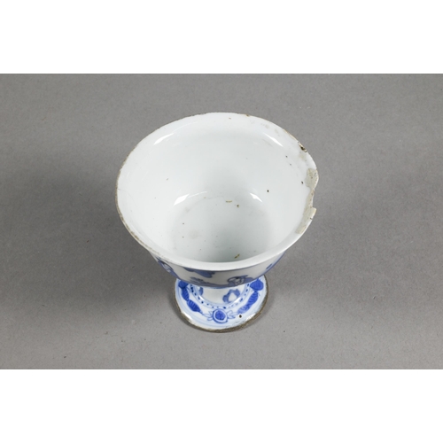 322 - A mid 17th century Chinese blue and white porcelain stem cup, late Ming or transitional period, prob... 