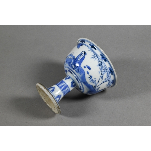 322 - A mid 17th century Chinese blue and white porcelain stem cup, late Ming or transitional period, prob... 