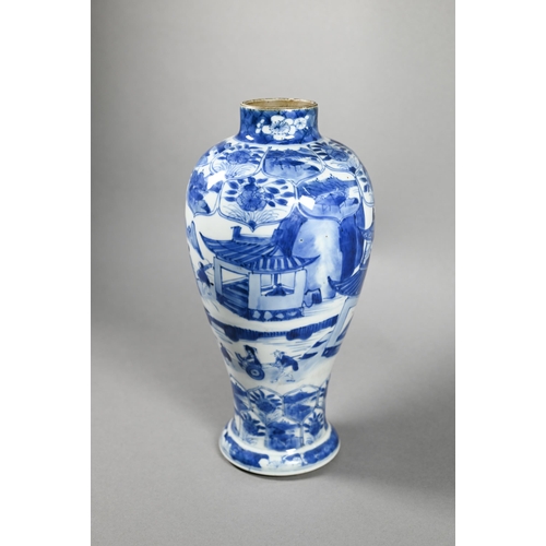 350 - An early 18th century Chinese blue and white baluster vase, Kangxi period (1662-1722) Qing dynasty, ... 