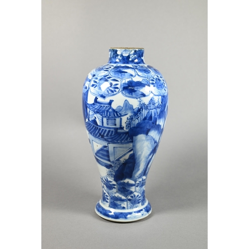 350 - An early 18th century Chinese blue and white baluster vase, Kangxi period (1662-1722) Qing dynasty, ... 