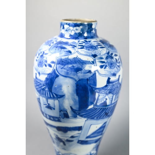 350 - An early 18th century Chinese blue and white baluster vase, Kangxi period (1662-1722) Qing dynasty, ... 