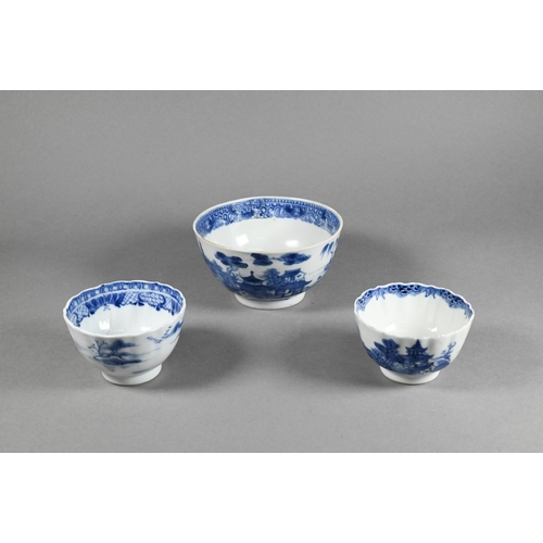 354 - Six pieces of 18th century Chinese blue and white porcelain including two tea bowls, 8 cm diameter, ... 