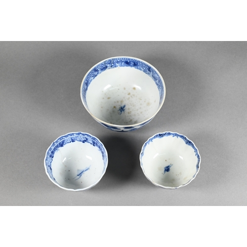 354 - Six pieces of 18th century Chinese blue and white porcelain including two tea bowls, 8 cm diameter, ... 