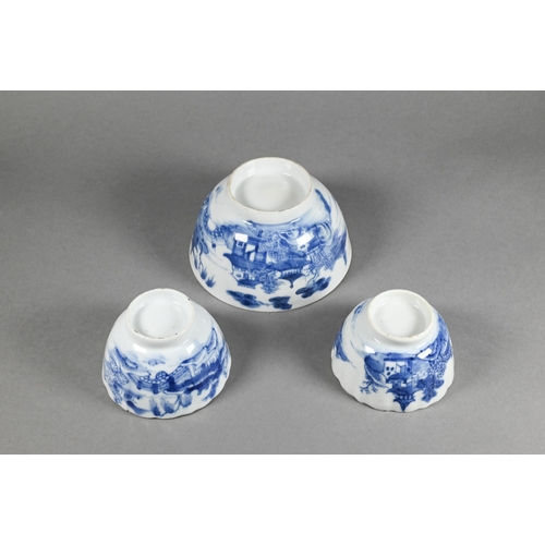 354 - Six pieces of 18th century Chinese blue and white porcelain including two tea bowls, 8 cm diameter, ... 