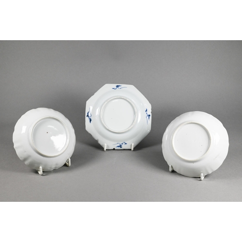 354 - Six pieces of 18th century Chinese blue and white porcelain including two tea bowls, 8 cm diameter, ... 