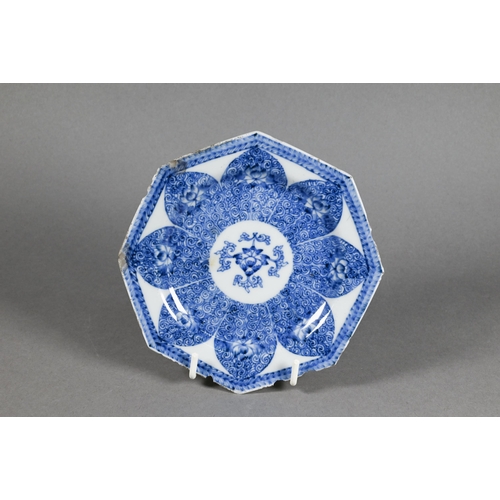 354 - Six pieces of 18th century Chinese blue and white porcelain including two tea bowls, 8 cm diameter, ... 