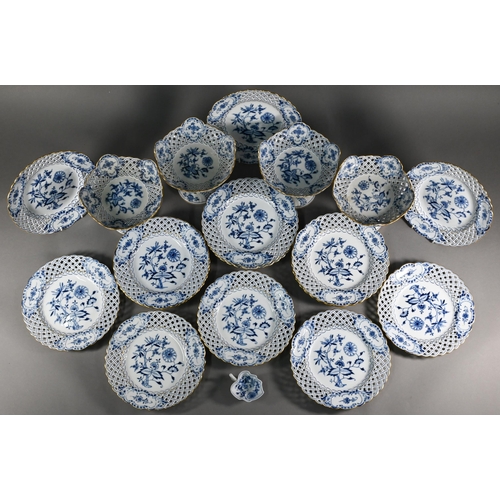 387 - A Meissen Onion pattern fruit service comprising four 19 cm diam comports and fourteen 23 cm plates,... 