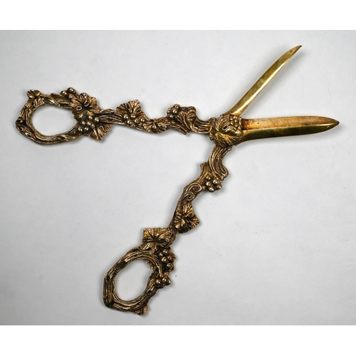 46 - An Edwardian cased pair of silver gilt grape scissors with vine-cast handles, William Hutton & S... 