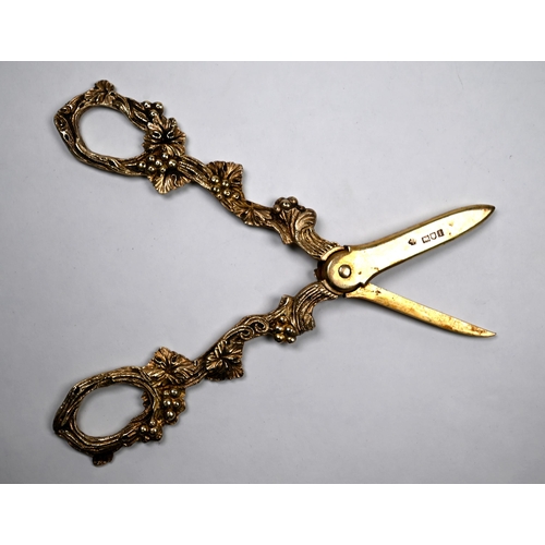 46 - An Edwardian cased pair of silver gilt grape scissors with vine-cast handles, William Hutton & S... 