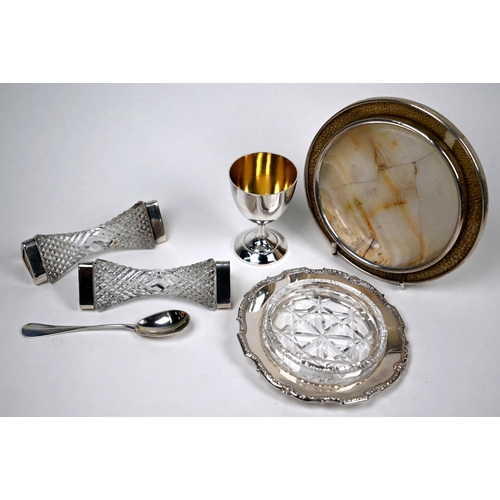 53 - A French .950 grade egg-cup and spoon, the fitted case retailed by Ribis Freres, Biarritz to/w a cas... 