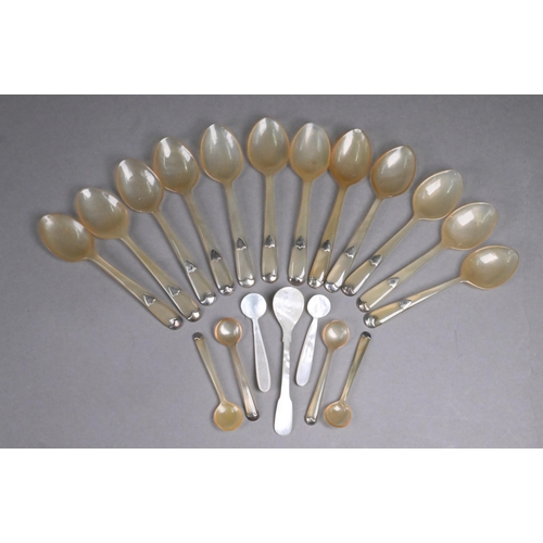 58 - Set of twelve horn tea/caviar spoons with silver mounts (stamped 925) to/w four matching salt spoons... 