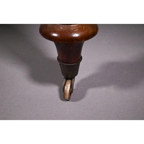 834 - A Victorian mahogany draw leaf extending dining table, raised on turned part gadrooned legs to brass... 