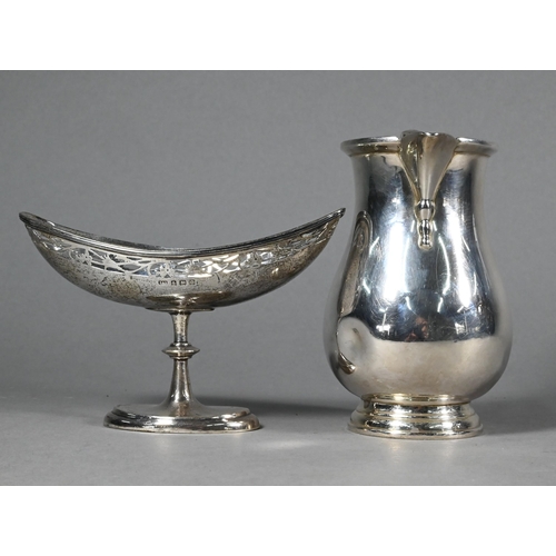 91 - A heavy quality silver pear-shaped cream jug in the Georgian manner, FG Rose, Birmingham 1925, 12 cm... 