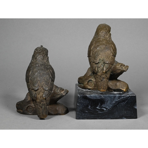 951 - Two bronze kingfishers, 11 cm - one on marble plinth, lion passant foundry mark