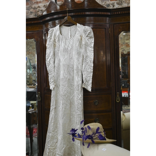 972 - An elegant vintage wedding dress (reputedly 1939), with fitted bodice and long skirt with fronded tr... 