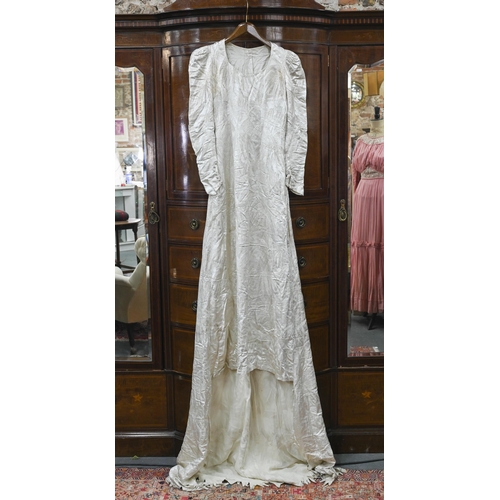 972 - An elegant vintage wedding dress (reputedly 1939), with fitted bodice and long skirt with fronded tr... 