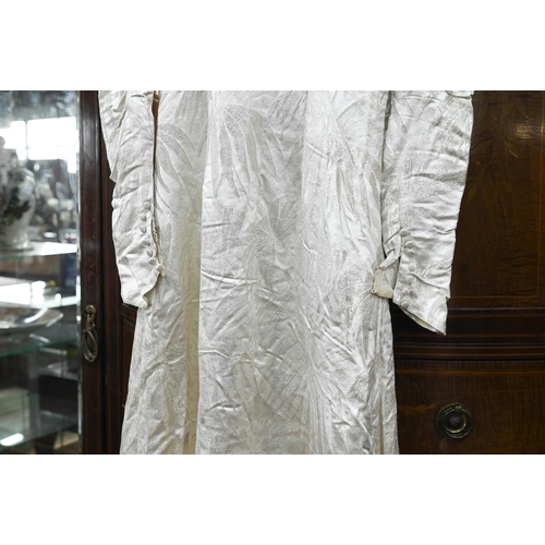 972 - An elegant vintage wedding dress (reputedly 1939), with fitted bodice and long skirt with fronded tr... 