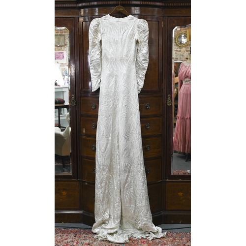 972 - An elegant vintage wedding dress (reputedly 1939), with fitted bodice and long skirt with fronded tr... 