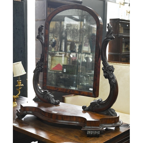 818 - A large Victorian mahogany toilet mirror raised on a serpentine platform base on scroll feet, 67 x 3... 