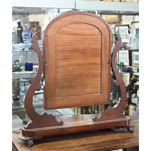 818 - A large Victorian mahogany toilet mirror raised on a serpentine platform base on scroll feet, 67 x 3... 