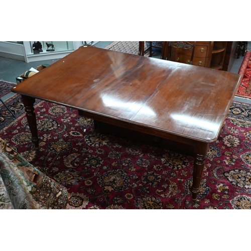 839 - A Victorian mahogany extending dining table, with three leaves (54.5 cm/54.5 cm/37/5cm) raised on fi... 