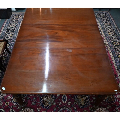 839 - A Victorian mahogany extending dining table, with three leaves (54.5 cm/54.5 cm/37/5cm) raised on fi... 