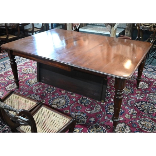 839 - A Victorian mahogany extending dining table, with three leaves (54.5 cm/54.5 cm/37/5cm) raised on fi... 