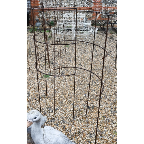 13 - Pair of weathered steel curved garden frames, 125 cm h (2)