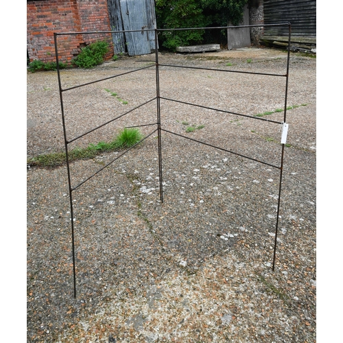 18 - Pair of weathered steel garden screening frames, 128 cm h x 97 cm (2)