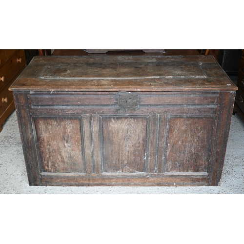 366 - A 17th/18th century oak coffer, 137 x 61 x 75 cm h, a/f