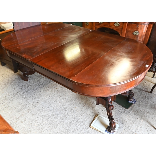 406 - An antique mahogany draw leaf dining table with three leaves, raised on a centre cluster column and ... 