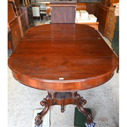 406 - An antique mahogany draw leaf dining table with three leaves, raised on a centre cluster column and ... 