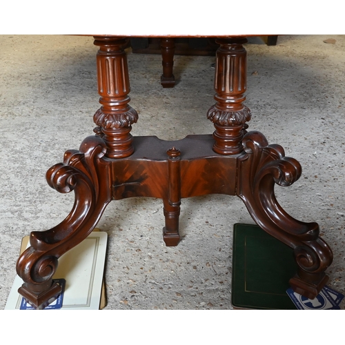 406 - An antique mahogany draw leaf dining table with three leaves, raised on a centre cluster column and ... 