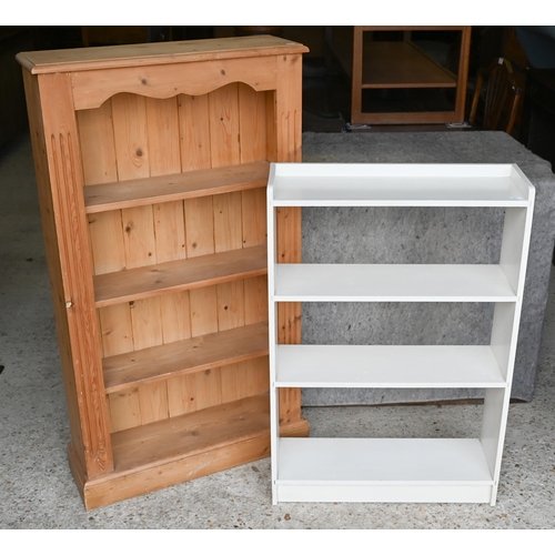 422 - A pine open bookcase, 68 x 21 x 119 cm h, to/w a white painted wooden bookcase (2)