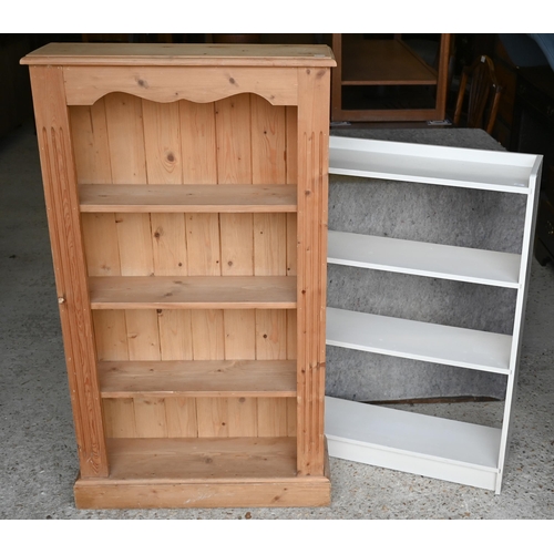 422 - A pine open bookcase, 68 x 21 x 119 cm h, to/w a white painted wooden bookcase (2)