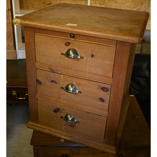 423 - Victorian mahogany commode with four dummy drawer fronts beneath a hinged top, 63 x 46 x 71 cm h, to... 